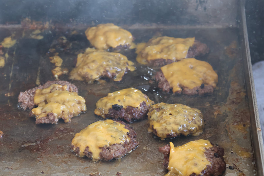 Smash burgers con cheddar derretido en la plancha