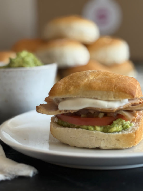 Sándwich de lomito con palta, tomate y queso
