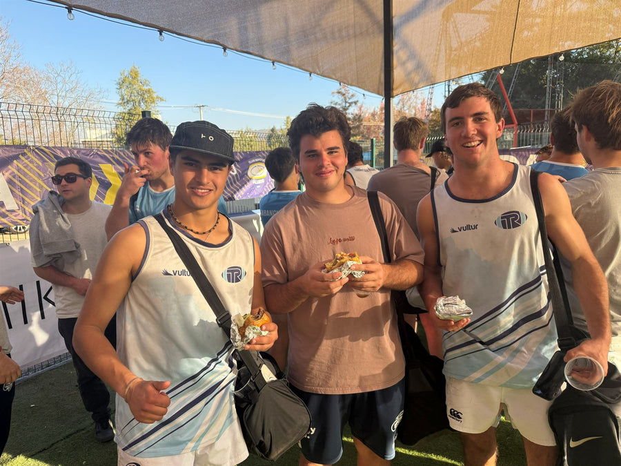 Deportistas celebrando el tercer tiempo con Chancho Gourmet