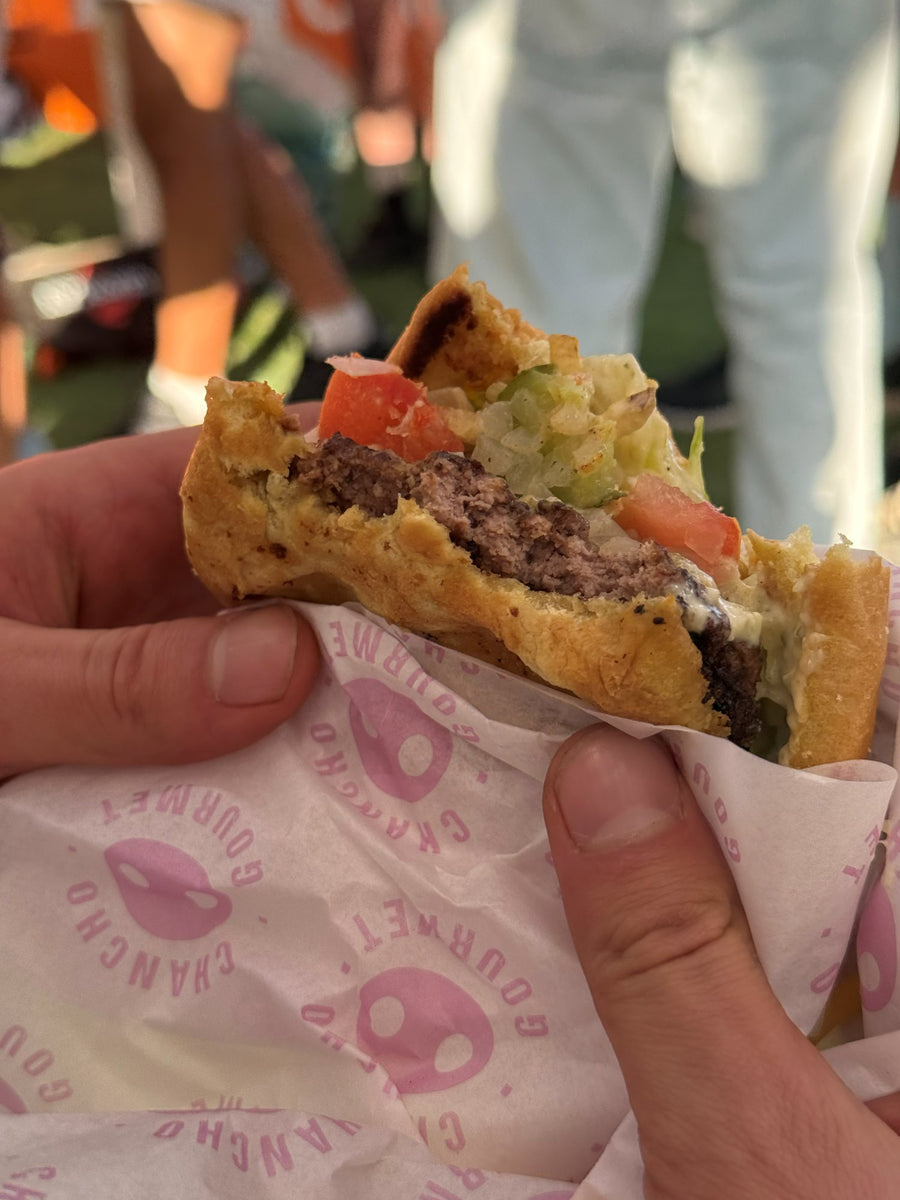 Smash burger mordida en papel de Chancho Gourmet