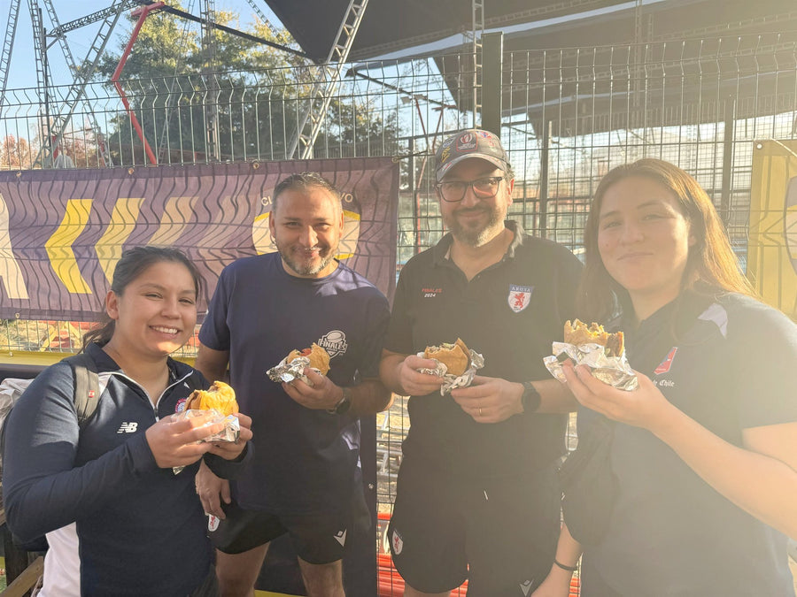 Grupo disfrutando smash burgers en el tercer tiempo